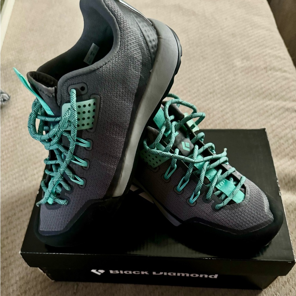 Approach shoes-sneakers